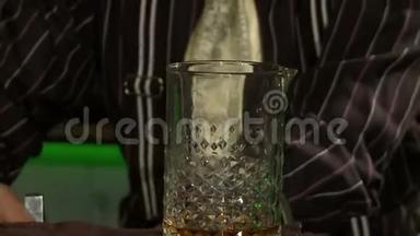 酒吧男用玻璃视频制作鸡尾酒